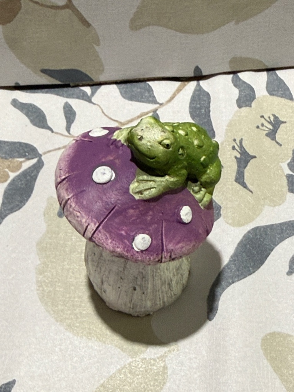 Decorative Frog on Mushroom Figurine - Green and Purple - Picture 3 of 6